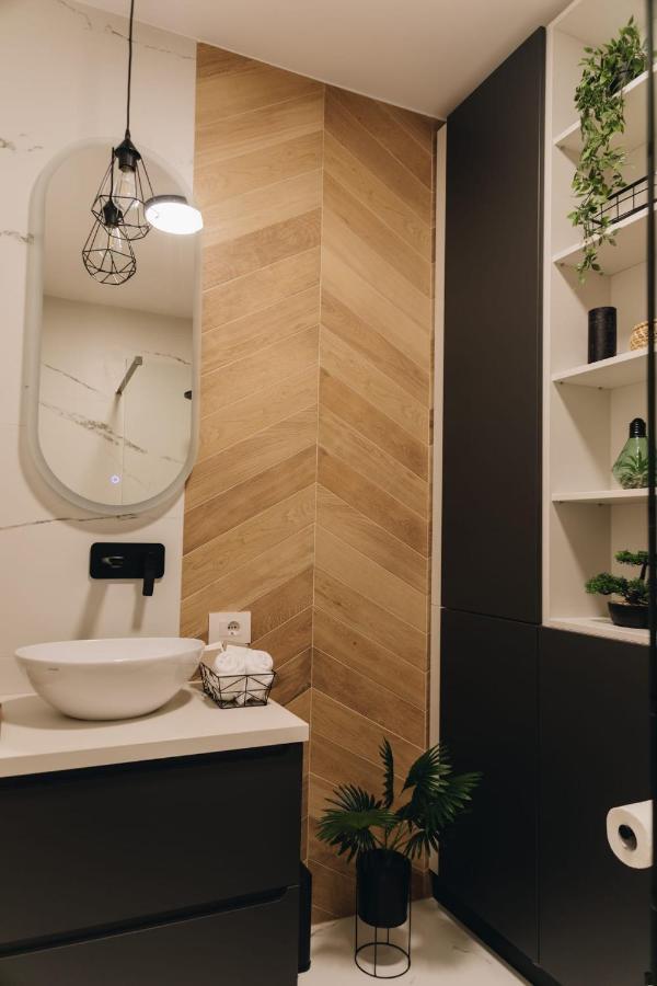 Tulip Apartment Oradea Extérieur photo